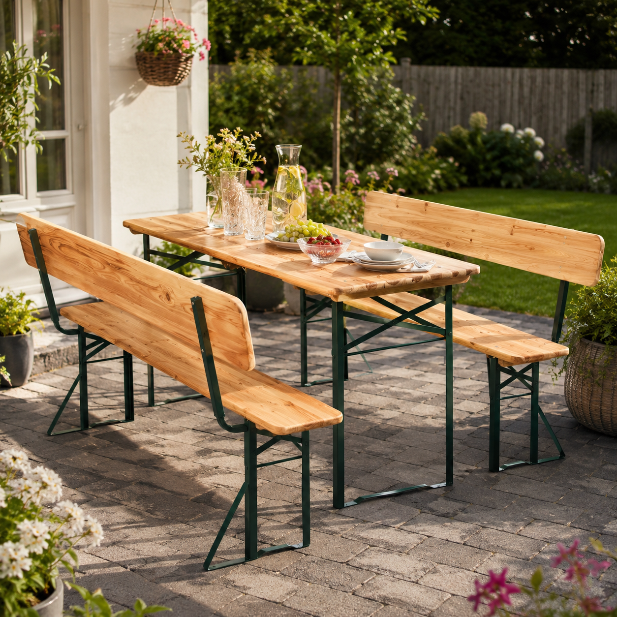 Conjunto de mesa y bancos de cervecería de madera con mesa puesta en el jardín