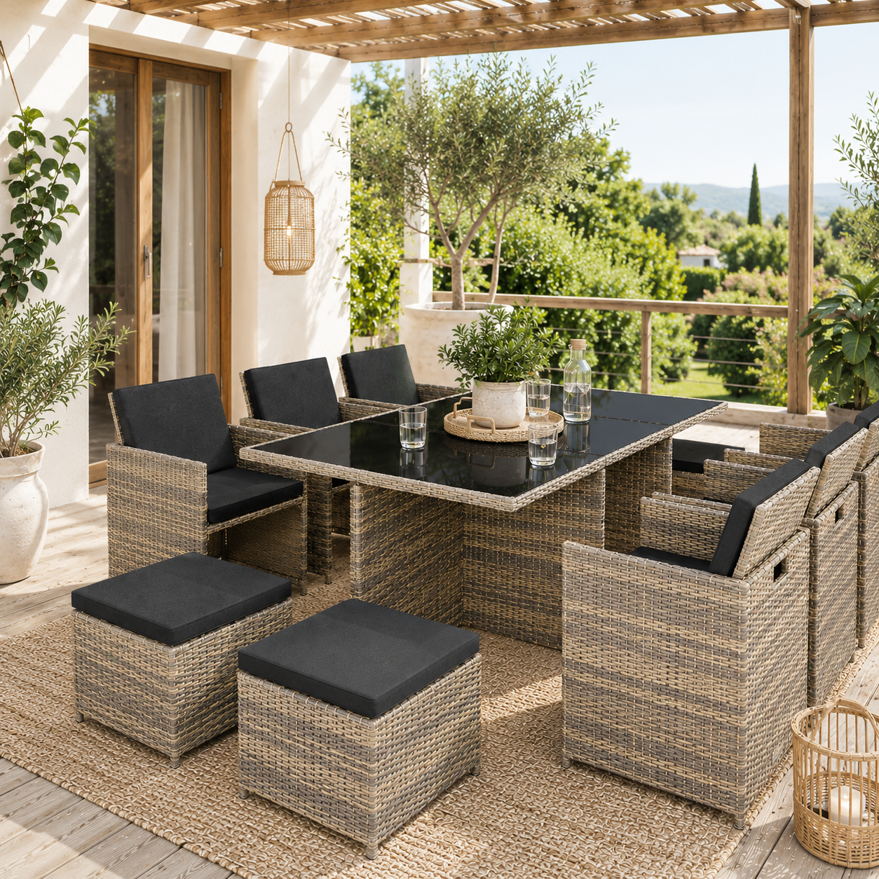 Conjunto de ratán con mesa y taburetes en una terraza cubierta