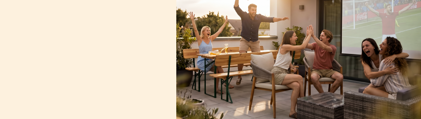 Verano futbolero con conjuntos de mesas de cerveza, pantallas de proyección y muebles de jardín para disfrutar de partidos relajados
